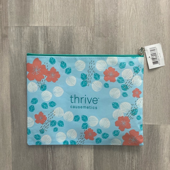 NWT thrive causemetics make up bag - Picture 2 of 2